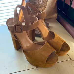 Nine West , 5” Tan color Platform Sandals 👡 size 7.5